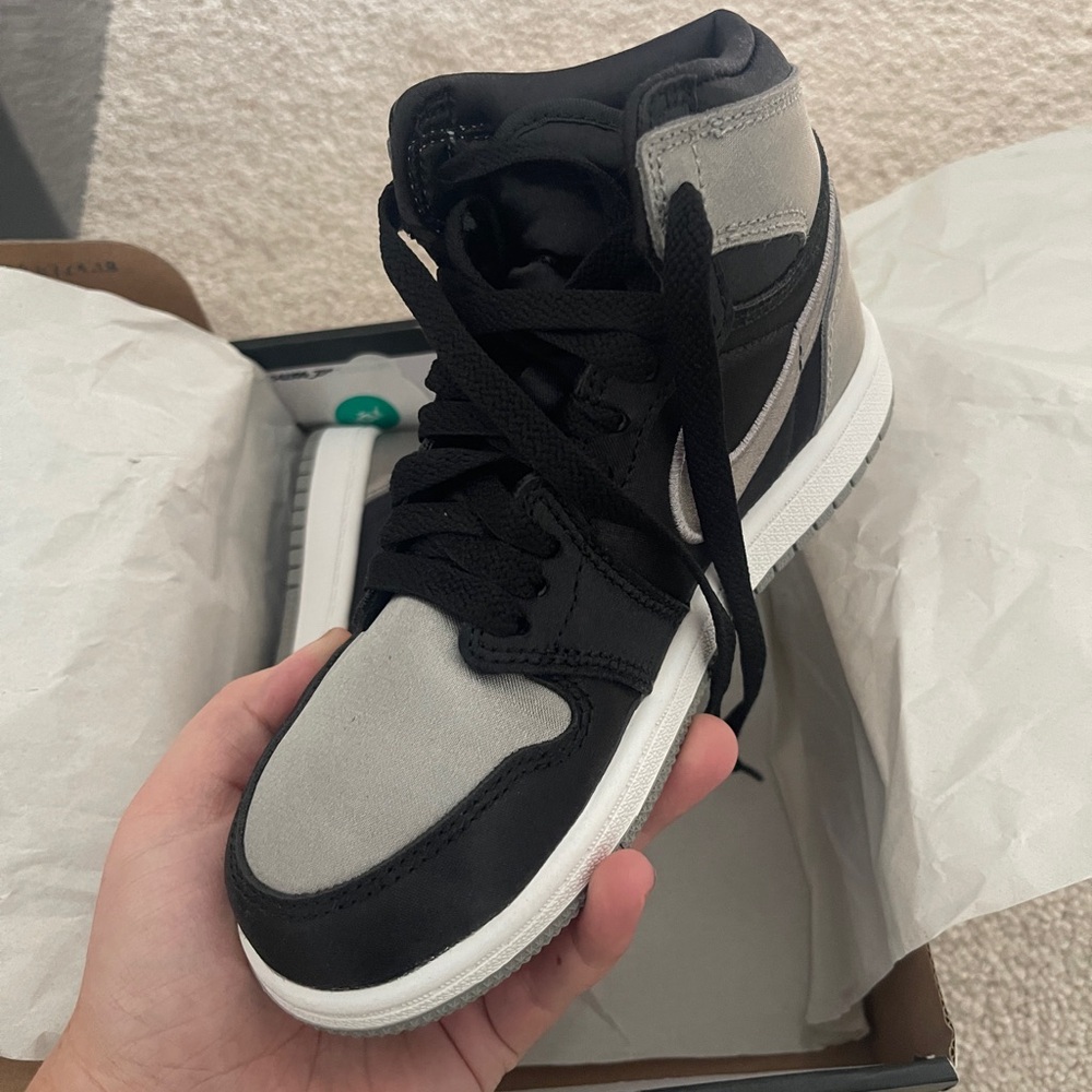 Jordan 1 Retro High OG Kids Black and Silver Sneakers - Picture 3 of 4